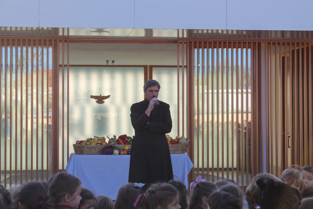 colegio-britanico-en-madrid-Harvest Festival 21 06