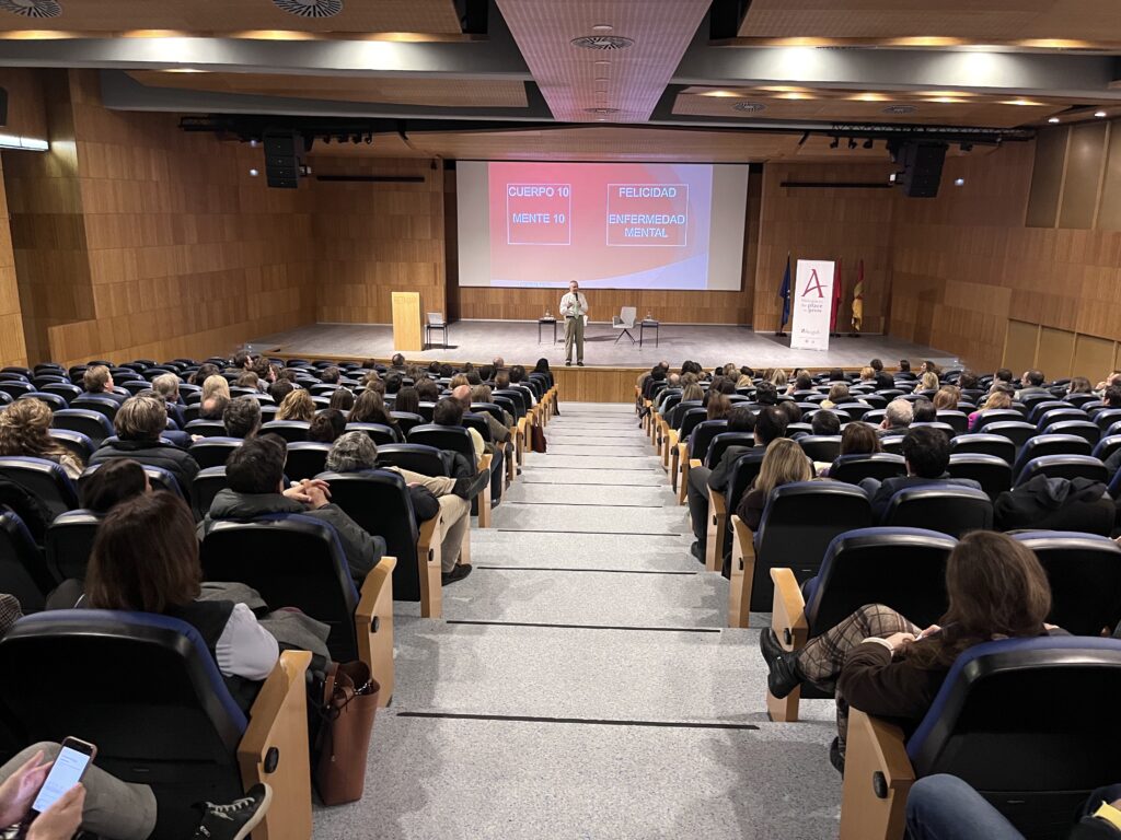 Educar hijos felices. Fernando Sarrais hablando a padres del colegio Alegra