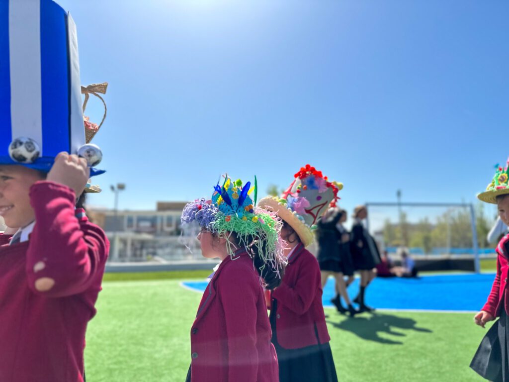 colegio-britanico-en-madrid-pascua alegra sombreros 15